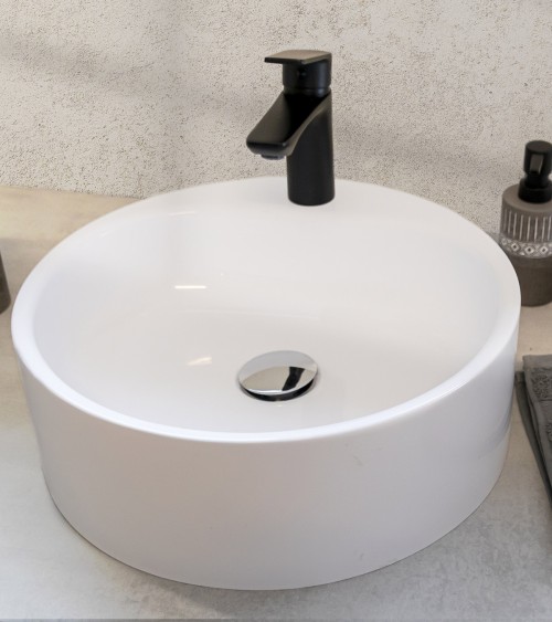 La vasque en résine, polyvalente et design, ne la ratez pas !